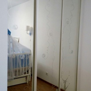 Двери-купе с наполнением из зеркала Серебро с пескоструйным рисунком в квартире на Европейском пр. д.8 в Кудрово
