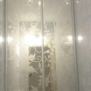 Двери-купе с наполнением из зеркала с пескоструйным рисунком (С-1043, С-1044) в квартире на ул. Адмирала Черокова