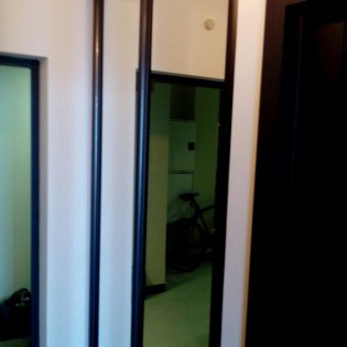 Зеркальные двери-купе в квартире на Столичной ул. в Кудрово. Профиль KR200 Бронза анодировка