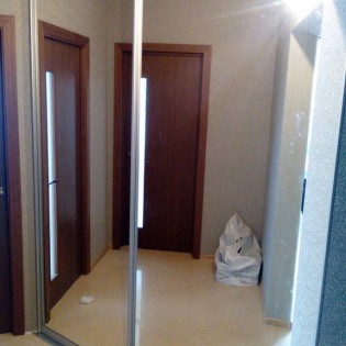 Зеркальные двери-купе в квартире на ул. Шелгунова