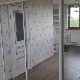 Двери-купе (2 зеркало Серебро и 1 зеркало с пескоструйным рисунком) в доме в дер. Пустошка Гатчинского р-на