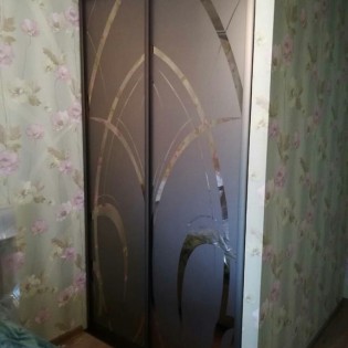 Двери-купе с пескоструйным рисунком на зеркале Бронза в квартире на ул. Гагарина