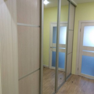 Двери-купе с наполнением из зеркала и ЛДСП в квартире на Коломяжском пр.