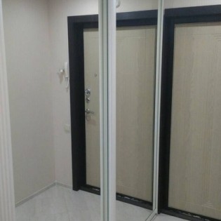 Зеркальные двери-купе в квартире в Кировске
