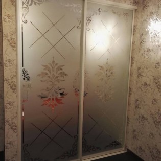 Двери-купе с пескоструйным рисунком для шкафа-купе в квартире на пр. Обуховской обороны. Профиль - KR200 Жемчуг зерно