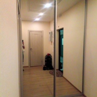 Зеркальные двери-купе в квартире на ул. Героев