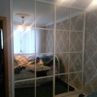 Зеркальные двери-купе с горизонтальными и вертикальными разделителями в квартире в п. Разбегаево