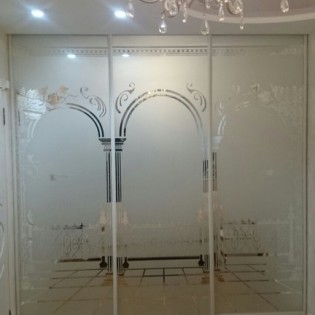 Двери-купе с пескоструйным рисунком на зеркале Серебро в квартире в Красном Селе. Профиль - KR01 Жемчуг зерно