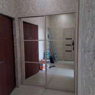Двери-купе со вставками из зеркала Серебро в квартире на Московском пр.