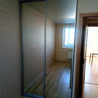 Зеркальные двери-купе в квартире на ул. Маршала Казакова