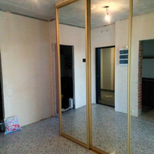 Зеркальные двери-купе (проём 1) в квартире на Яхтенной ул.