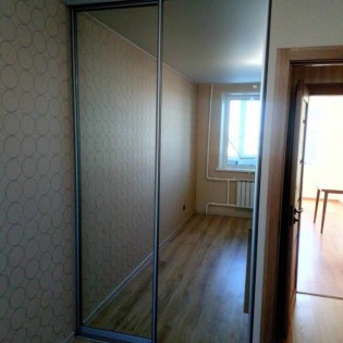 Зеркальные двери-купе в квартире на ул. Казакова