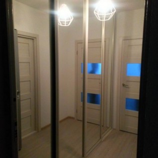 Зеркальные двери-купе в квартире на ул. Тамбасова