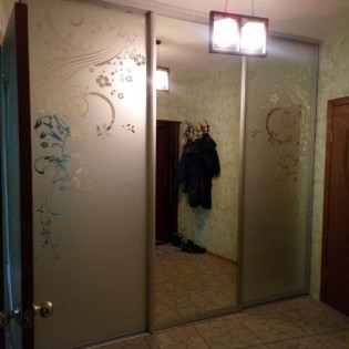 Двери-купе с наполнением из зеркал с пескоструйным рисунком в квартире во Всеволожске