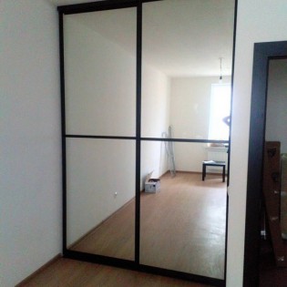 Зеркальные двери-купе в чёрном профиле в квартире на Европейском пр.