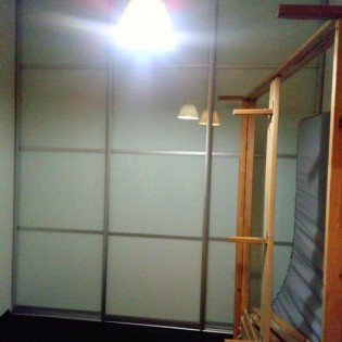 Двери-купе со вставками из тонированных стёкол (плёнка Oracal 010 Белый) в квартире в Офицерском пер.