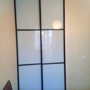 Двери-купе с наполнением из вставок тонированных стёкол (плёнка Oracal 010 Белый) в квартире на Охтинской аллее в Мурино