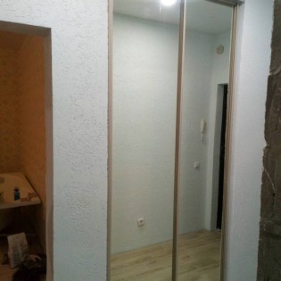 Зеркальные двери-купе в квартире на Среднерогатской ул.