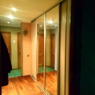 Двери-купе (проём 1) с наполнением из МДФ и зеркал в квартире в Сертолово