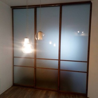 Межкомнатная откатная перегородка с наполнением из вставок тонированного стекла (плёнка Oracal 010 Белый на обычном стекле) в квартире в Старой Деревне