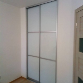 Двери-купе для гардеробной с наполнением из вставок тонированного стекла (плёнка Oracal 010 Белый на обычном стекле) в квартире на шоссе в Лаврики в Мурино
