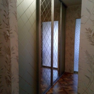 Двери-купе с наполнением из зеркала с пескоструйным рисунком (ромбы) в квартире на Народной ул.