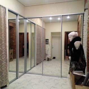 Зеркальные двери-купе в 2 проёма в квартире на Невском пр.