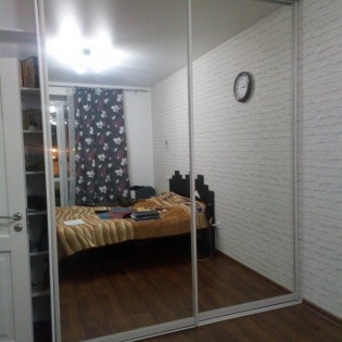 Зеркальные двери-купе в квартире в г.п. Новоселье