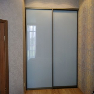 Двери-купе с декоративными стёклами в квартире на Лахтинском пр.