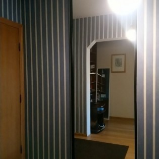 Зеркальная межкомнатная откатная дверь в квартире на аллее Поликарпова