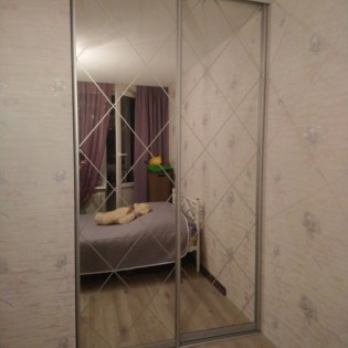 Двери-купе с пескоструйным рисунком ("ромбы") на зеркале в квартире на пр. Славы