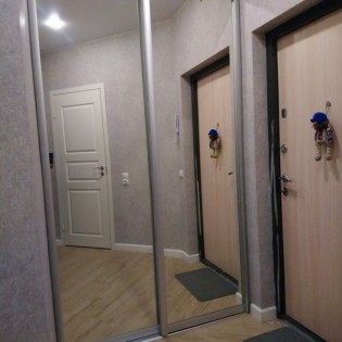 Зеркальные двери-купе (проём 2) в квартире на пр. М.Блюхера