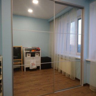 Двери-купе в профиле SLIM с зеркальными вставками в квартире на ул. Рашетова