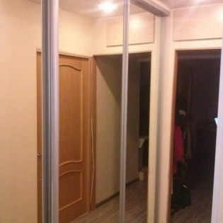 Зеркальные двери-купе в квартире на Искровском пр.