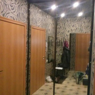 Зеркальные двери-купе в квартире на Ленинском пр. д. 55