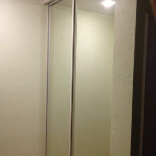 Зеркальные двери-купе в квартире в Буграх