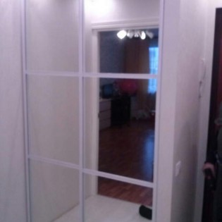 Зеркальные двери-купе с разделителями в квартире в Шушарах на ул. Первомайской д.19