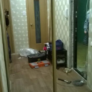 Зеркальные двери-купе в квартире на ул. Хошимина