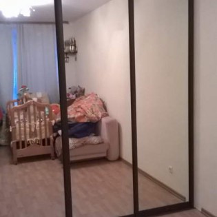 Зеркальные двери-купе в квартире на Арсенальной ул. в Новодевяткино