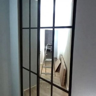 Зеркальные откатные двери в чёрном профиле с горизонтальными и вертикальными разделителями