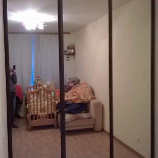 Зеркальные двери-купе в квартире на Арсенальной ул. в Новодевяткино