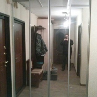 Зеркальные двери-купе в квартире в пос. Понтонный