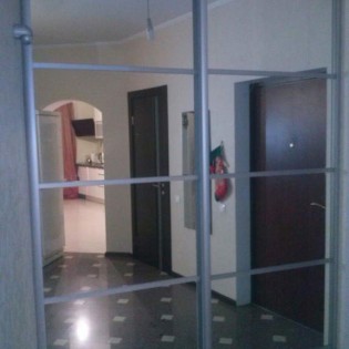 Зеркальные двери-купе с разделителями в квартире на Яхтенной ул.