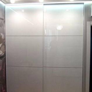 Откатные двери в белом профиле SLIIM с наполнением из панелей МДФ глянец Белый