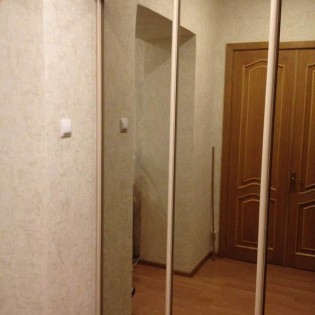 Зеркальные двери-купе в квартире на ул. Бабушкина