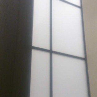 Двери-купе с наполнением из декоративного стекла и разделителями в квартире на Шлиссельбургском ш. д.26/2
