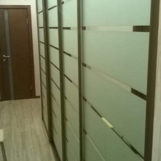 Шикарные двери-купе с пескоструйным рисунком по зеркалу в квартире на Светлановском пр-те