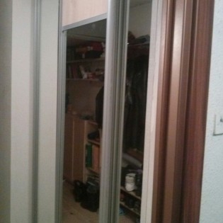 Зеркальные двери-купе (+вставка из ЛДСП) в квартире на ул. Беговая д.1