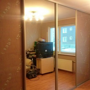 4 двери-купе (2 с зеркалом и 2 с декоративной плёнкой) в квартире на ул. Галицкой