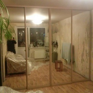 Зеркальные двери-купе в квартире на Искровском пр.